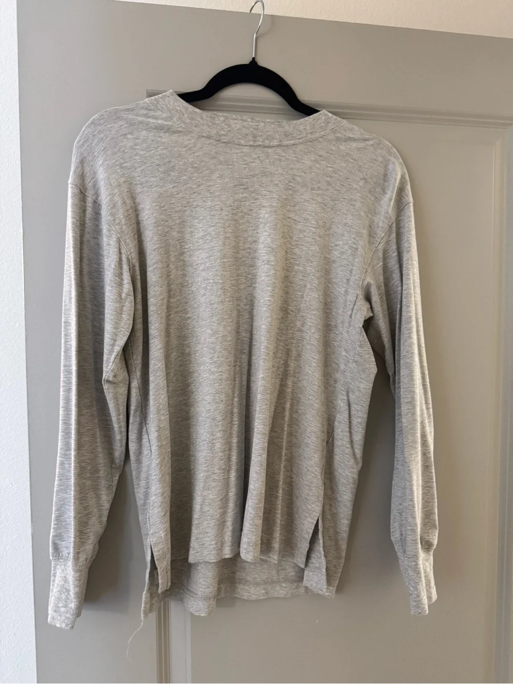 Abercrombie & Fitch Light Gray Long-Sleeve Crew Tee